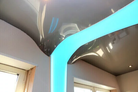 3D lámpa megoldás nappaliban a mennyezeten.