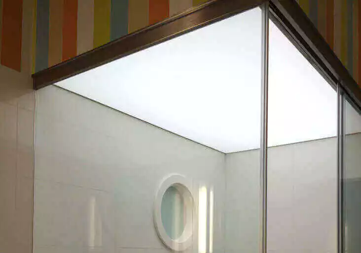 Fürdőszoba világítás gyermekkád felett LED világítás háttérrrel.