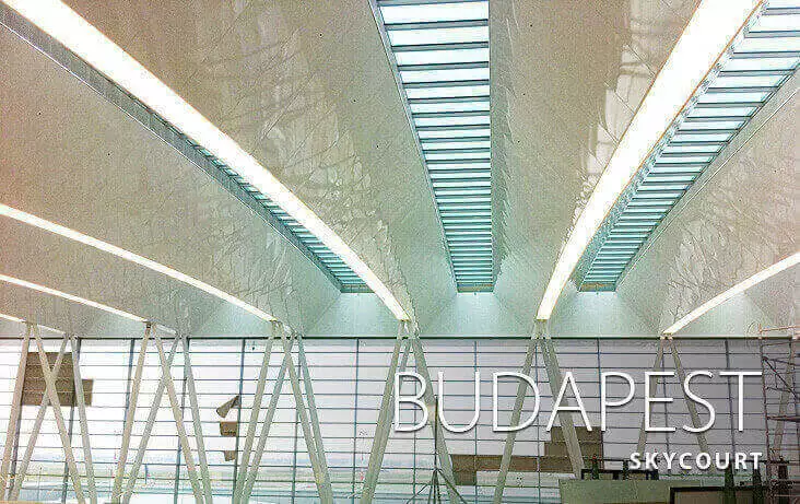 Budapest Airport feszített fóliás bevilágítása kivitelezés közben. A dalis rendszer 4500 elektronikus fénycsöves előtétet szabályoz.
