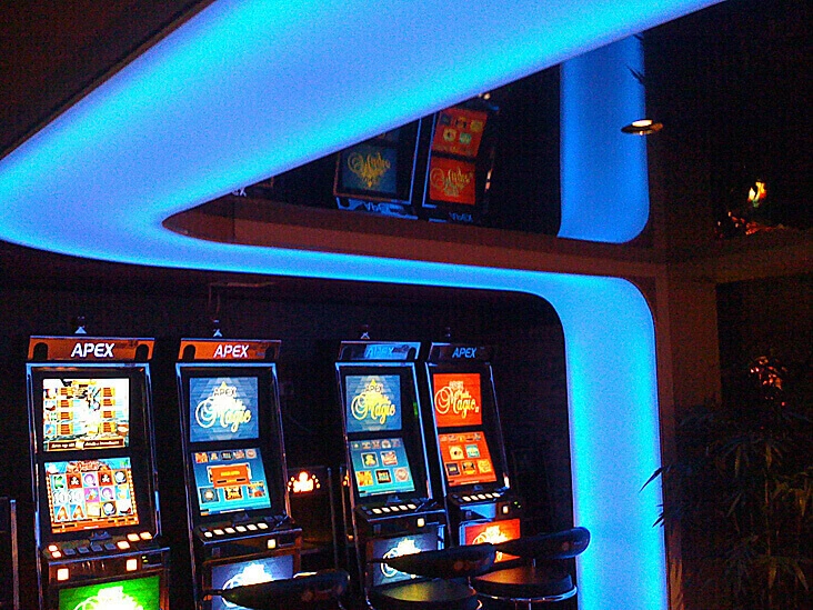 Barrisol feszített fóliás világítás kaszinóban, oldalró bevilágító RGB ledszalagokkal. Merkur Kaszino 2009.