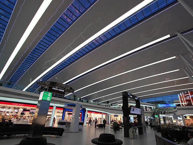 Barrisol a budapesti repülőtér mennyezetén. A SkyCourt világítását 14 darab 70 méteres dali vezérlésű fénycsöves Barrisol csík adja.