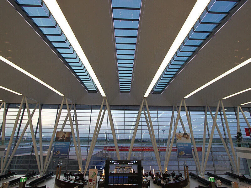 Barrisol fólia világítás a budapesti repülőtéren. A szükséges fény mennyiségét 14 db. 70 m-es feszített fólia világítás biztosítja.