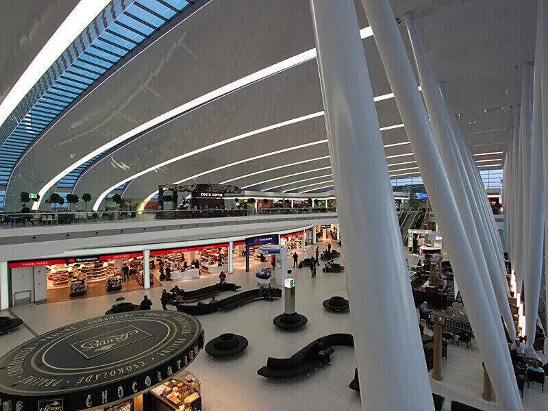 Budapest Airport feszített fóliás világítása Barrisol fólia által. Fényereje automatikusan alkalmazkodik a külső fényviszonyokhoz. SkyCourt világítás Barrisol fóliával.
