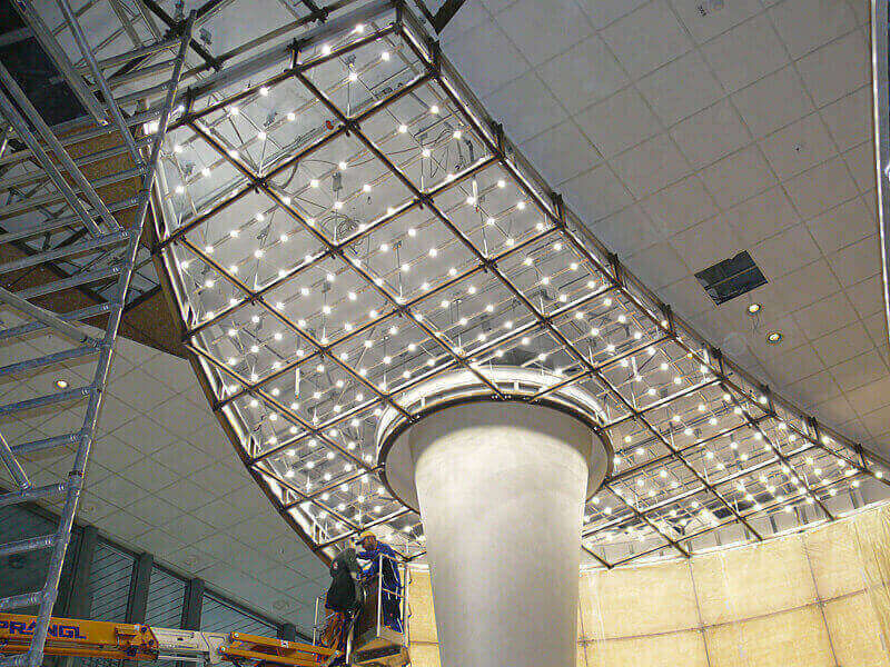 Kempinski Hotel lobby mennyezet világítás szerkezete.