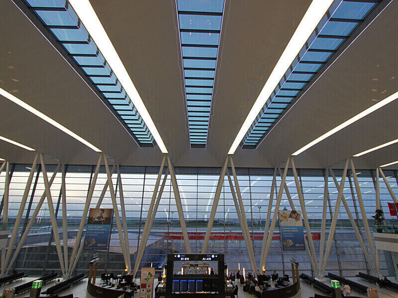 Barrisol fólia világítás a budapesti repülőtéren. A szükséges fény mennyiségét 14 db. 70 m-es feszített fólia világítás biztosítja.