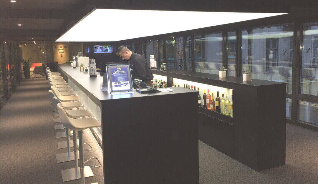 Ebben a bárban a belsőépítész kihasználta a világításban rejlő lehetőségeket. Nagy felületen valósult meg a tökéletes LED világítás.